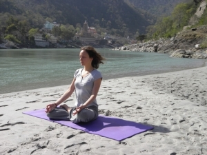 Mahatma_Yoga_Holistic_Yoga_Retreat_in_Rishikesh__India_ganga_beach