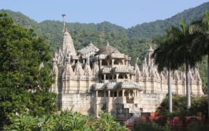 800px-Chaumukha_Jain_temple_at_Ranakpur_in_Aravalli_range_near_Udaipur_Rajasthan_India